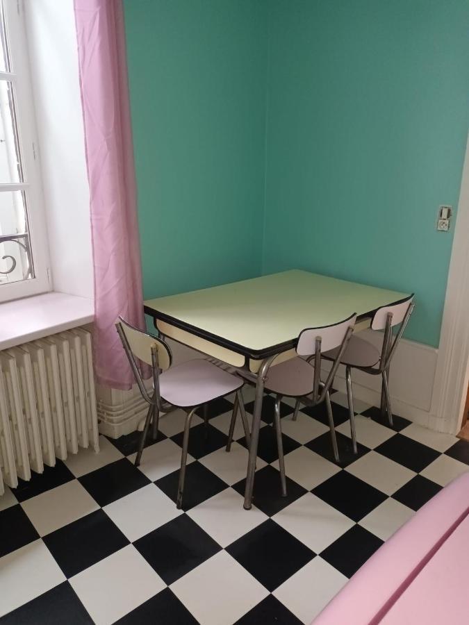 Vintage ,La Capsule Temporelle Wifi Draps Parking Publique Gratuit Apartment Thiers Exterior photo